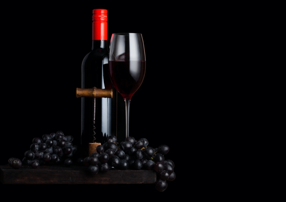 photo bouteille de vin et raisin
