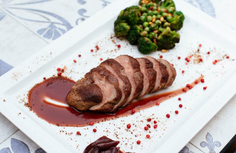 Filet_de_porc_rôti_avec_sauce_aux_prunes
