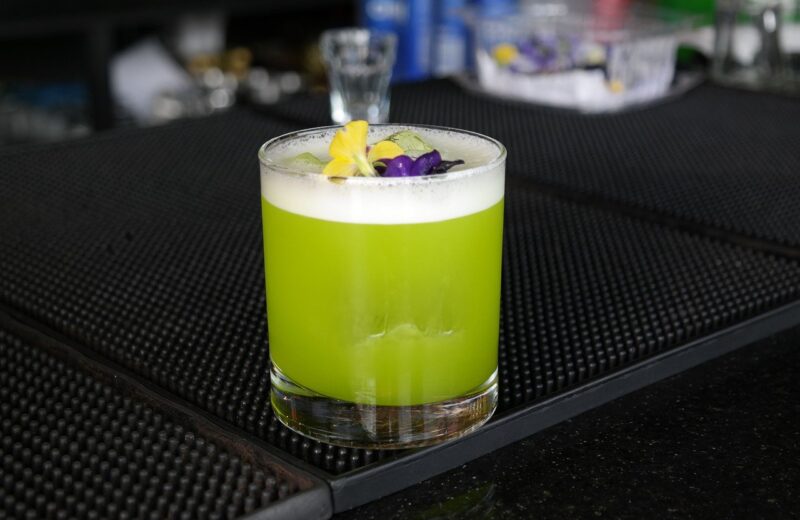 L_art_des_cocktails_sans_alcool_:_la_nouvelle_expérience_du_vin_en_bouteille