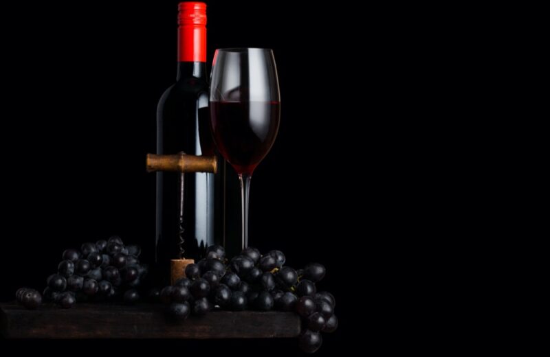 photo bouteille de vin et raisin