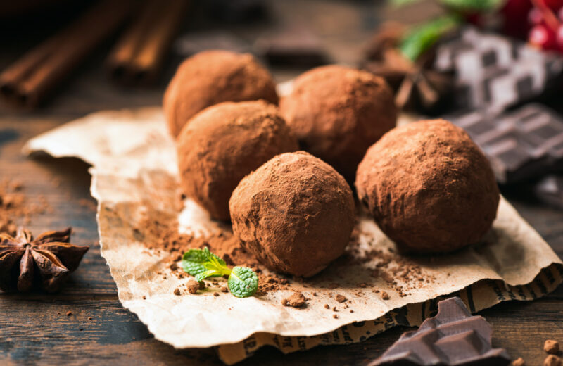 Homemade,Chocolate,Truffles,With,Cocoa,Powder.,Closeup,View.,Tasty,Sweet