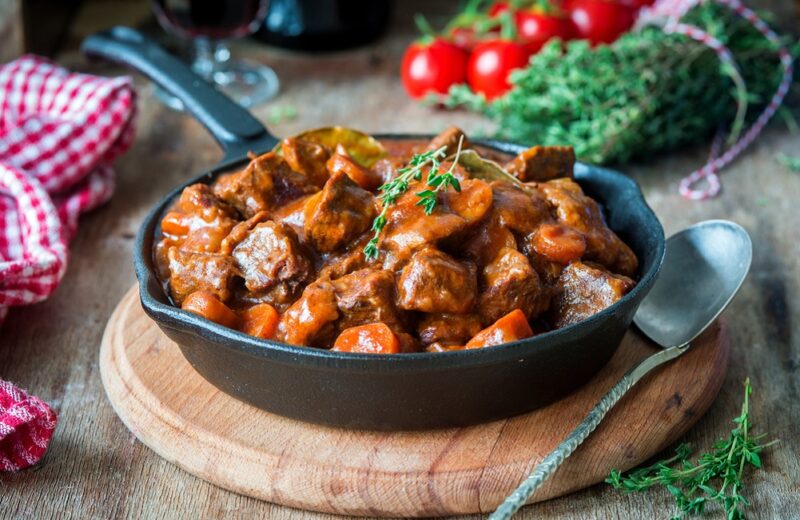 Beef,Bourguignon,Ragou,With,Carrots,And,Thyme